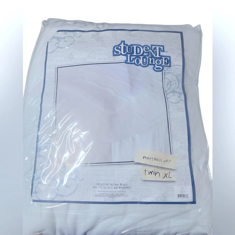 New White Twin XL Mattress Pad by Student Lounge.   New in Packaging.